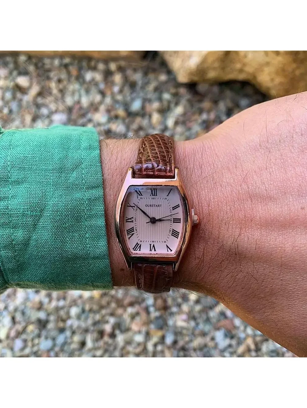 Minimalistic essential vintage style gold and leather style band watch. 9